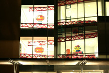 大学のビルが『ドンキーコング』に－カリフォルニアの学生たちのイカした装飾 画像