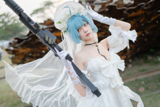 【コスプレ】ウエディングドレスと機関銃！『ドルフロ』Zas M21を再現する美女レイヤー【写真8枚】