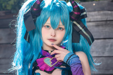 【コスプレ】人気コスプレイヤーの「ヴィランミク」が妖艶な美しさ！八重歯が可愛い笑顔とのギャップにドキドキ【写真6枚】