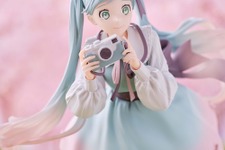 春らしいデザインが可愛い！「初音ミク」新作フィギュアがプライズで登場―カメラを構えた柔らかい雰囲気が素敵