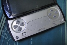 『PlayStation Phone』の新たな本体写真がリーク、Xperiaのロゴも確認 画像