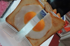 【東京ゲームショウ2013】長ネギ・ソーセージ・お弁当・エッグトースト・・・時代の最先端をいくiPhoneケースが販売中 画像