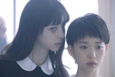 「劇場版 零～ゼロ～」9月26日に公開決定、アヤの視線に目が奪われる劇中ビジュアルも解禁 画像