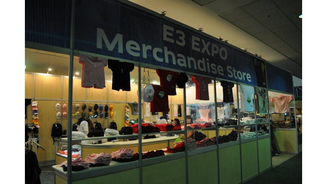 【E3 2009】Tシャツ、バッグ、ボールペン・・・E3グッズ販売中