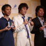 杉山プロデューサー、Ryu氏、岡島常務取締役がゲームのパッケージを手にポーズ。「満塁ホームラン」級の売上を狙う、と岡島常務取締役