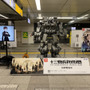 『十三機兵防衛圏』JR秋葉原駅に「13番機兵」出現！スイッチ版発売記念に”2m超えの立像”が展示中