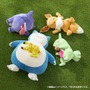 “おなかのうえ寝”をするカビゴン&ピカチュウに癒される！ポケモンたちの寝顔が可愛い、『Pokémon Sleep』新グッズが登場