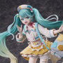 明るく元気なツアーガイド風ミク！「マジカルミライ 2024」メインビジュアルがフィギュア化―長い髪や足元のデザインも印象的