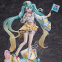 明るく元気なツアーガイド風ミク！「マジカルミライ 2024」メインビジュアルがフィギュア化―長い髪や足元のデザインも印象的