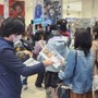 アニメイト池袋本店でのチラシ配布の様子