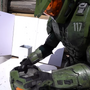 『Halo』マスターチーフ自らヘルメット性能試験！？自作再現銃器で防弾仕様の自作ヘルメットの性能調べる、ファンの熱量ありすぎ映像