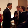 Facebookのマーク・ザッカーバーグ氏と会話するオバマ大統領