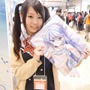 【レポート】「コミケ89」企業ブースのコスプレイヤー写真を一挙130枚！胸元の空いたコスプレイヤーも