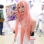 【レポート】「コミケ89」企業ブースのコスプレイヤー写真を一挙130枚！胸元の空いたコスプレイヤーも