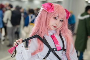 【コスプレ】「指揮官はユニの事、好き？」注目レイヤーまきほが鞭を手に『NIKKE』ユニの魅惑的なコスプレを披露！【写真9枚】 画像