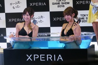 【TGS2016】お風呂じゃないです、プールです。Xperiaの美女が防水をアピール 画像