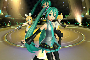 『初音ミク VRフューチャーライブ』を大坪ディレクター自らが解説する紹介動画公開、定番曲「shake it!」をセガ新入社員が体験！ 画像