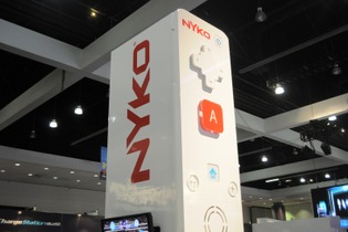 【E3 2009】ヘンテコ周辺機器メーカー巡り(1) 赤い髪&デカいリモコンがお迎え Nyko 画像