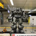 『十三機兵防衛圏』JR秋葉原駅に「13番機兵」出現！スイッチ版発売記念に”2m超えの立像”が展示中