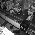 強盗に入られた米ゲームショップが防犯カメラ映像を公開…天井から落ちてショーケースに激突、爆速で罰当たる