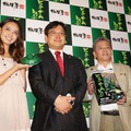写真左から、タレントの加藤夏希さん、相模屋食料の鳥越淳司社長、声優池田秀一さん