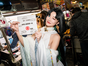 『アズールレーン』と台湾夜市のコラボに大興奮！美女コスプレイヤーが1日店長になって台湾グルメを推し売り【写真43枚】 画像