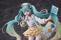 明るく元気なツアーガイド風ミク！「マジカルミライ 2024」メインビジュアルがフィギュア化―長い髪や足元のデザインも印象的