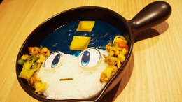 目の覚めるようなブルー！『ロックマン』コラボカフェで“青いカレー”や“青いピザ”を食べてきた