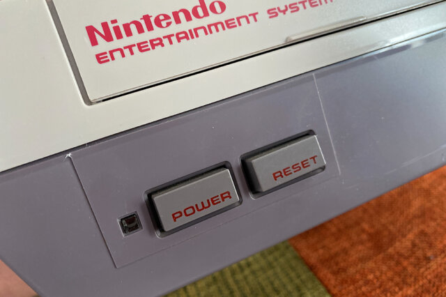 国内ではほとんど情報が無い海外版ファミコン「NES」の不思議な世界─ソフトの入れ方すら異なる“別物”っぷり！生粋のマニアがその魅力を語る