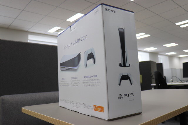 編集部にPS5が到着！まずは外箱をじっくりチェックだ……！