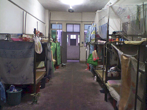 時給48円、30度の室内でマウス2000個を組み立てる工場－米NGOが中国の工場を告発