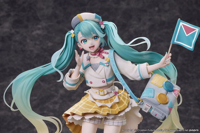 明るく元気なツアーガイド風ミク！「マジカルミライ 2024」メインビジュアルがフィギュア化―長い髪や足元のデザインも印象的