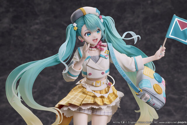 明るく元気なツアーガイド風ミク！「マジカルミライ 2024」メインビジュアルがフィギュア化―長い髪や足元のデザインも印象的