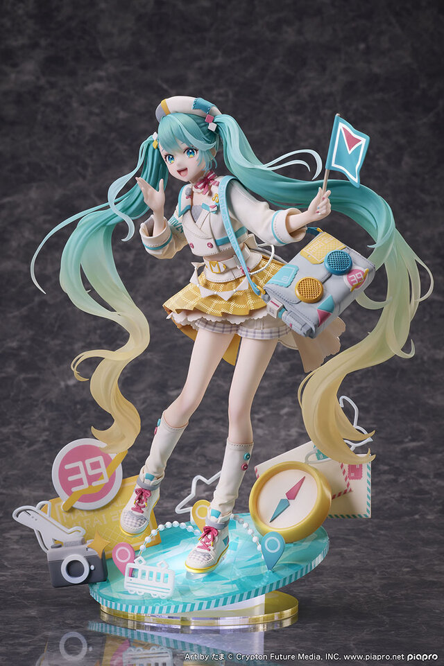 明るく元気なツアーガイド風ミク！「マジカルミライ 2024」メインビジュアルがフィギュア化―長い髪や足元のデザインも印象的