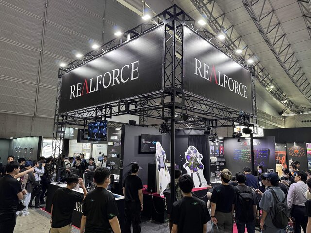 「ホロライブ」獅白ぼたん、ラプラス・ダークネスのゲーミングキーボードがお披露目！REALFORCE × ホロライブコラボ記念トークショウレポート【TGS2024】