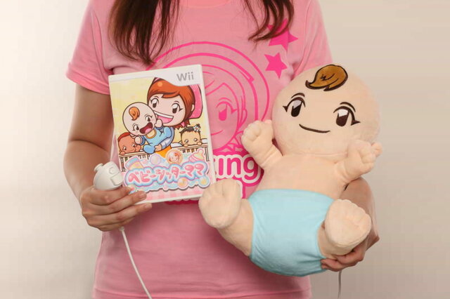 赤ちゃん人形リモコン」を抱いてお世話を体感、Wii『ベビーシッター 