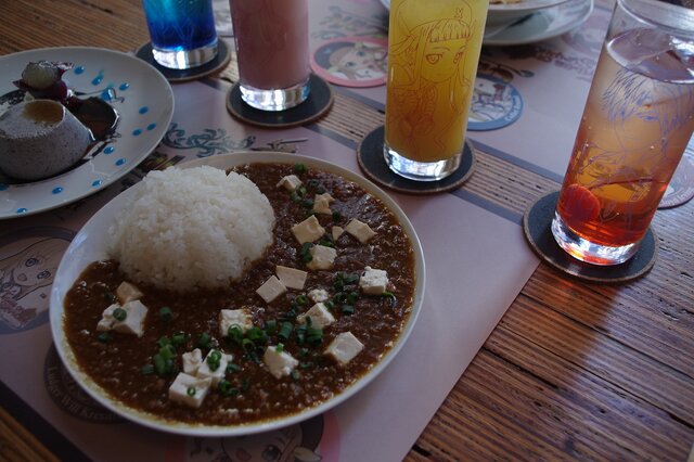 お昼はやっぱりマーボーカレー！ゲームの世界を存分に楽しめる｢テイルズ オブ カフェ｣の模様をレポート