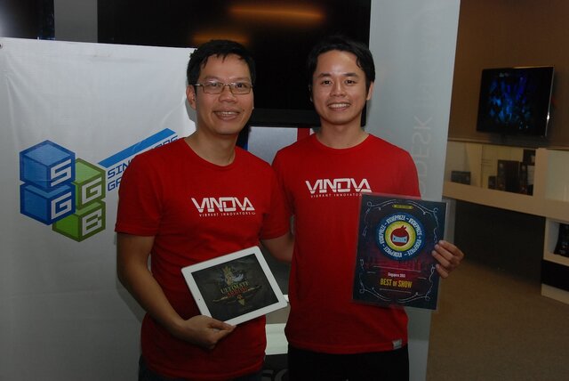Vinova Pte Ltdのマイク・ニュヤン氏（左）