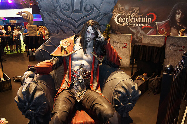 GC 13: コナミ『Castlevania: Lords of Shadow 2』ブースは棺桶に横たわってゲームをプレイ！