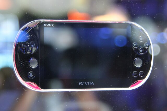 【東京ゲームショウ2013】薄く、そして軽く、ポップに、新型PS Vitaをチェックに