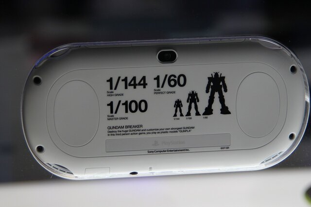 【東京ゲームショウ2013】薄く、そして軽く、ポップに、新型PS Vitaをチェックに