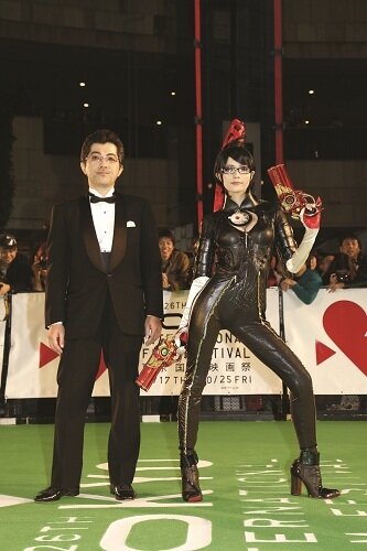 東京国際映画祭にリアル“ベヨネッタ”が舞い降りた　グリーンカーペットに木崎監督＆BAYONETTA