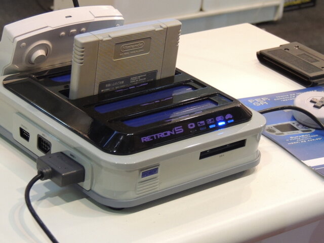 【ブラジルゲームショウ 2013】次世代機の裏で注目を集める新ハード？「RetroN 5」を遊んできた