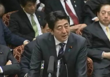 答弁に立つ安倍晋三首相