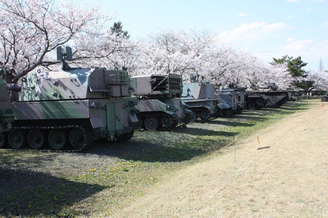 桜に車両に小火器の多数！陸上自衛隊土浦駐屯地をフォトレポート