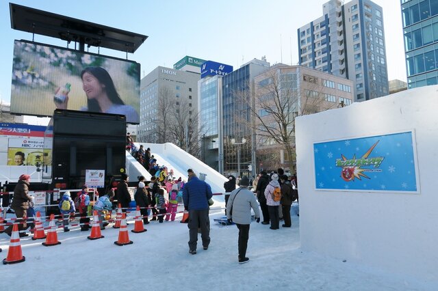 『モンスターストライク』「レッドリドラ」の雪像と巨大すべり台が雪まつりに登場