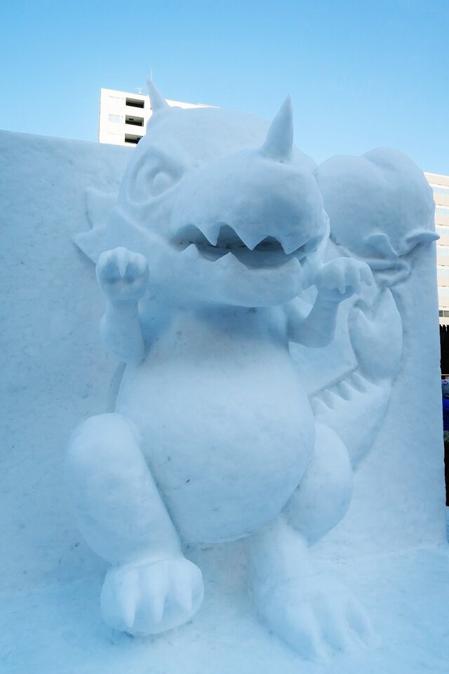 『モンスターストライク』「レッドリドラ」の雪像と巨大すべり台が雪まつりに登場