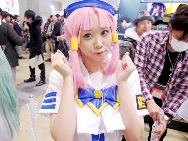 【レポート】「コミケ89」企業ブースのコスプレイヤー写真を一挙130枚！胸元の空いたコスプレイヤーも