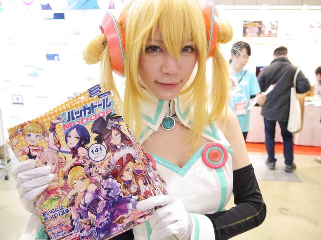 【レポート】「コミケ89」企業ブースのコスプレイヤー写真を一挙130枚！胸元の空いたコスプレイヤーも