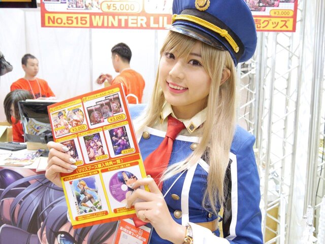 【レポート】「コミケ89」企業ブースのコスプレイヤー写真を一挙130枚！胸元の空いたコスプレイヤーも